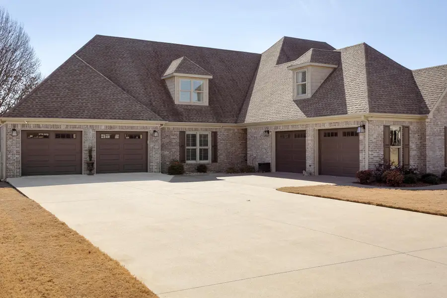 111 Barrington Ct, Muscle Shoals, AL 35661 - #2