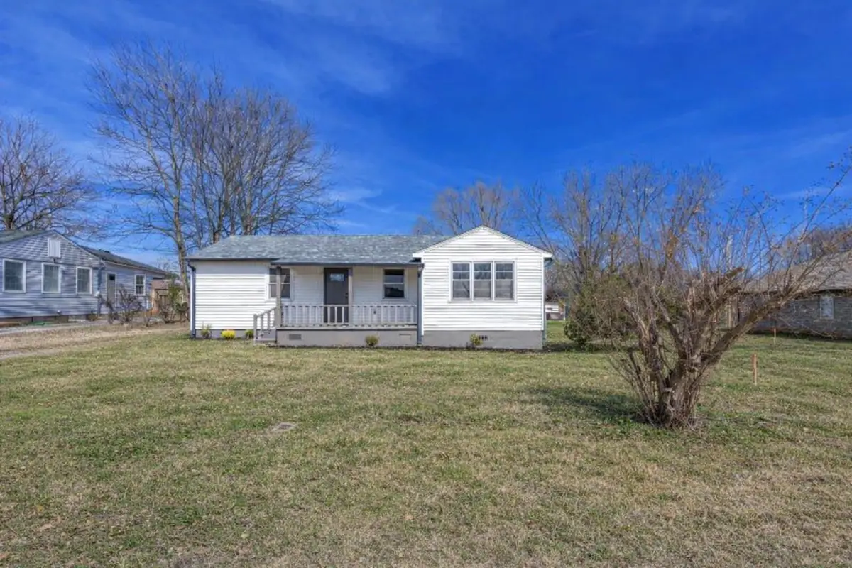 209 Grand Ave, Muscle Shoals, AL 35661 - #1