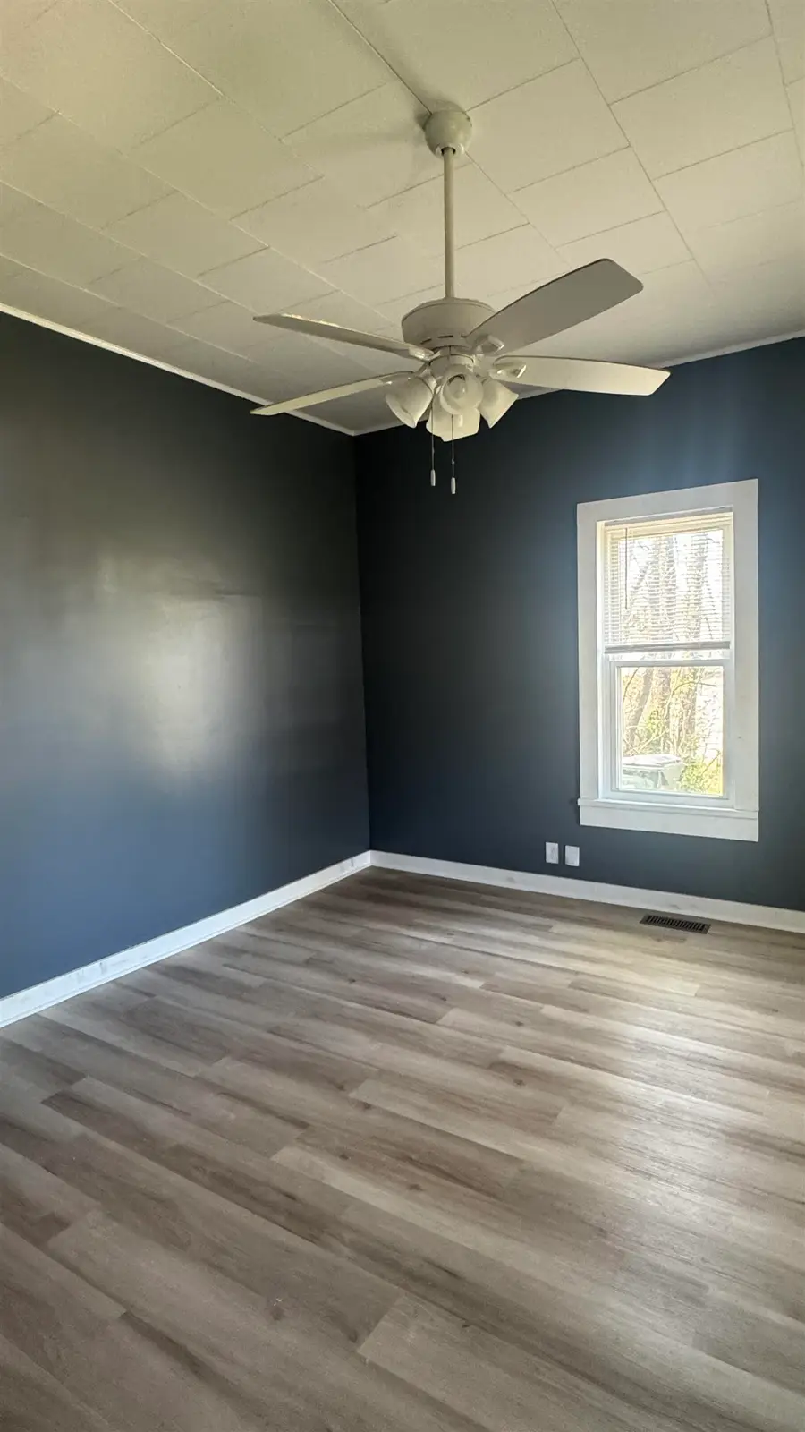 904 E 1st St, Tuscumbia, AL 35674 - #3