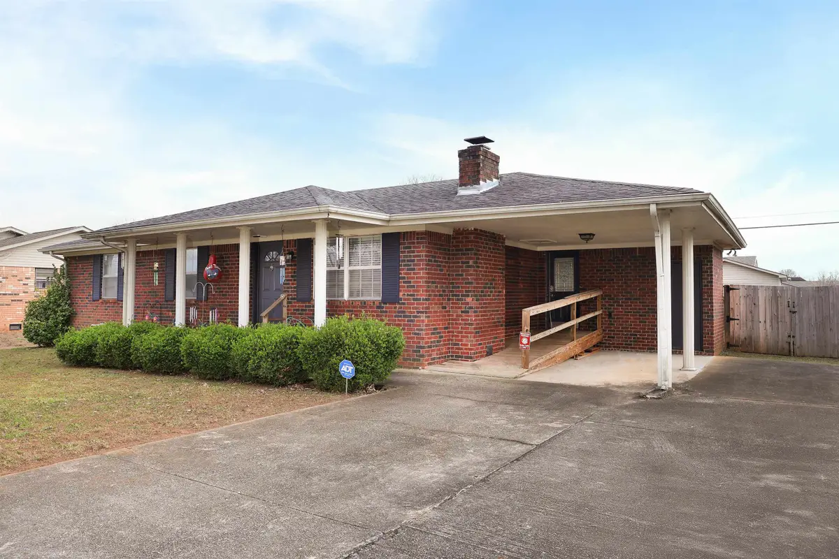 207 Colorado Ave, Muscle Shoals, AL 35661 - #1