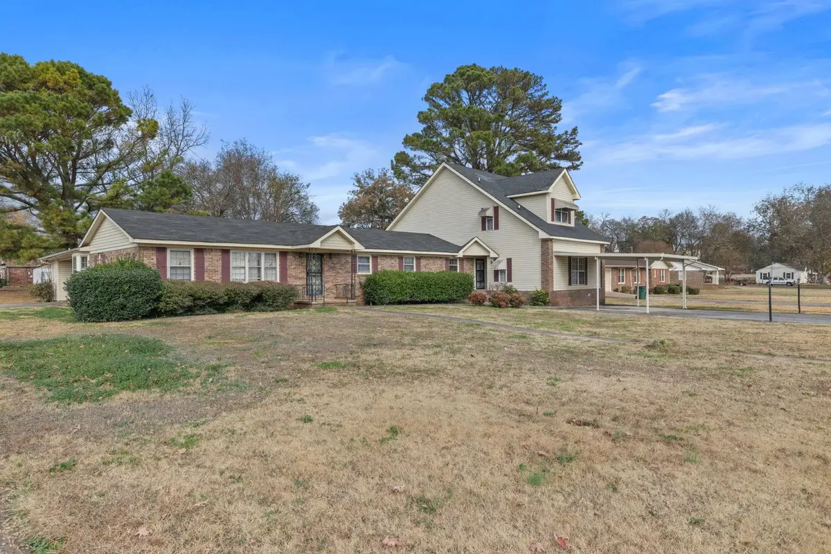 601 Trenholm Memorial Dr, Tuscumbia, AL 35674 - #1