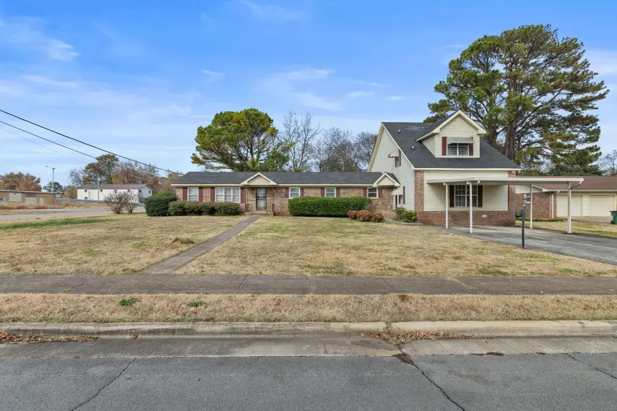 601 Trenholm Memorial Dr, Tuscumbia, AL 35674 - #2