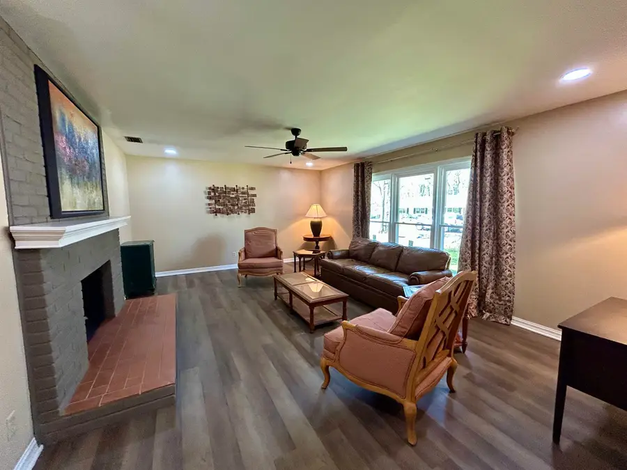 111 Park Cir, Florence, AL 35630 - #3