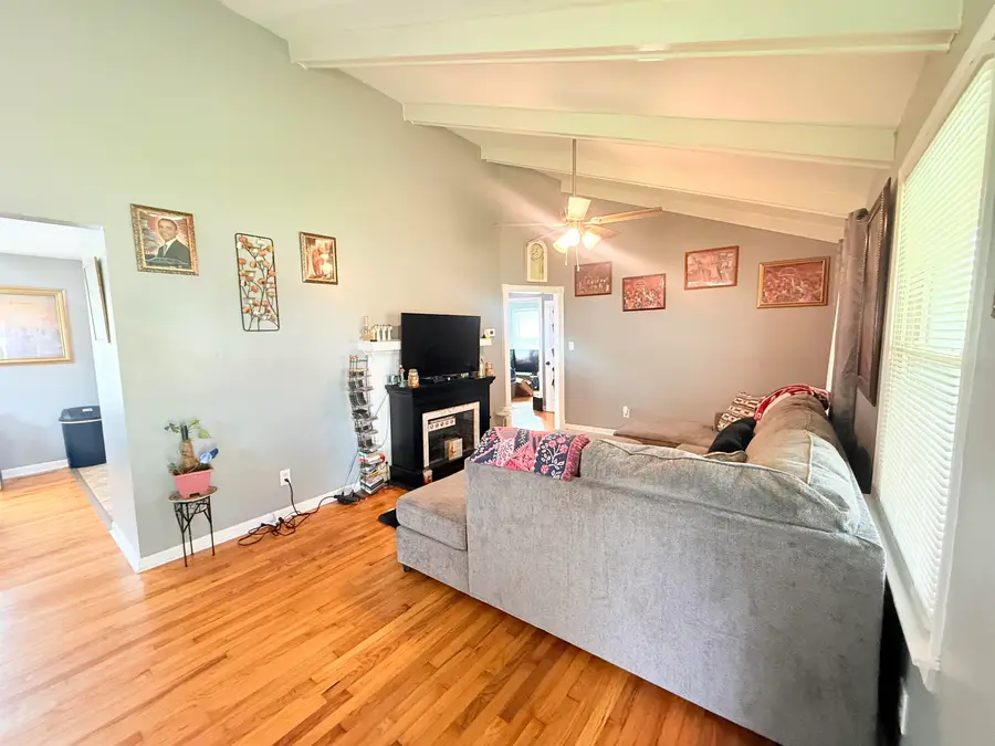 1009 Ridgeway St, Florence, AL 35630 - #2