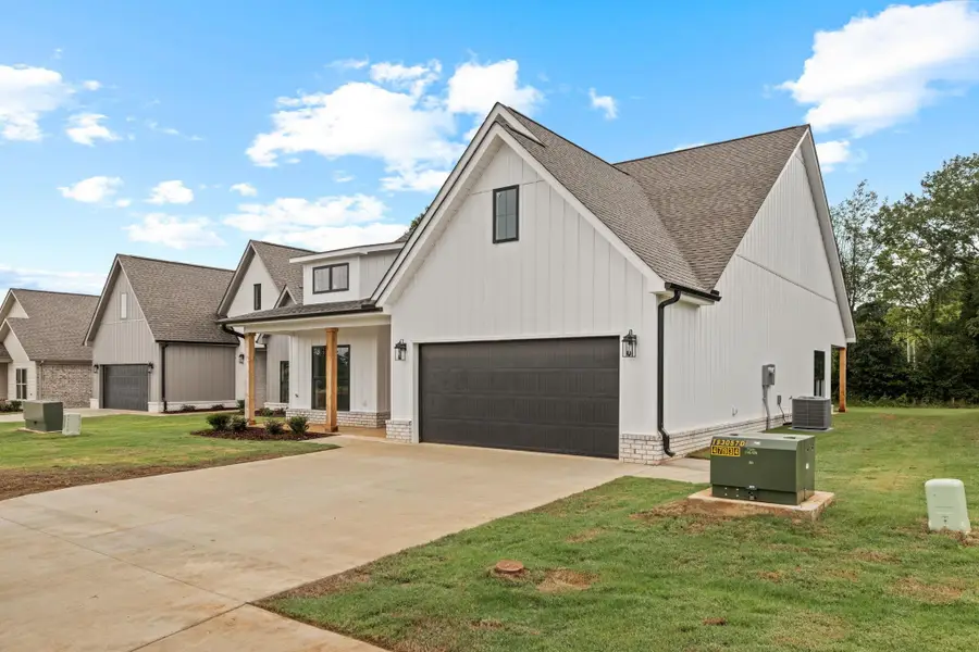 44 Foster Dr, Florence, AL 35633 - #3
