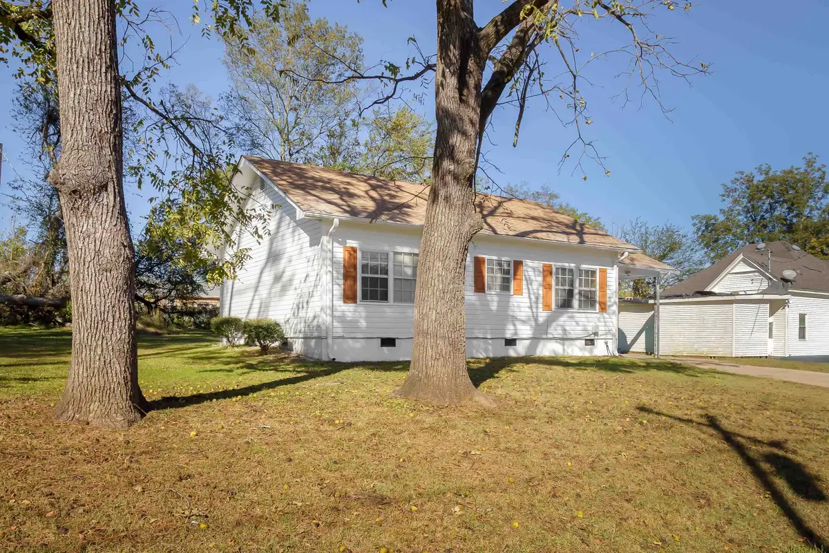 402 W 7th St, Tuscumbia, AL 35674 - #1