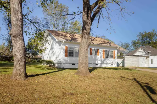 402 W 7th St, Tuscumbia, AL 35674