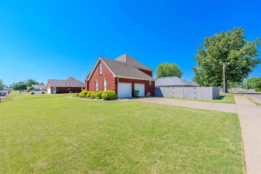 301 W Nassau Ave, Muscle Shoals, AL 35661 - #2