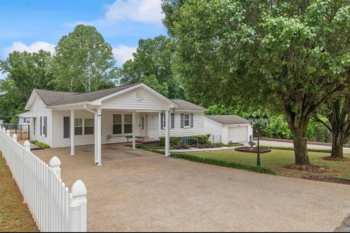 2406 Carlyle St, Florence, AL 35630 - #1