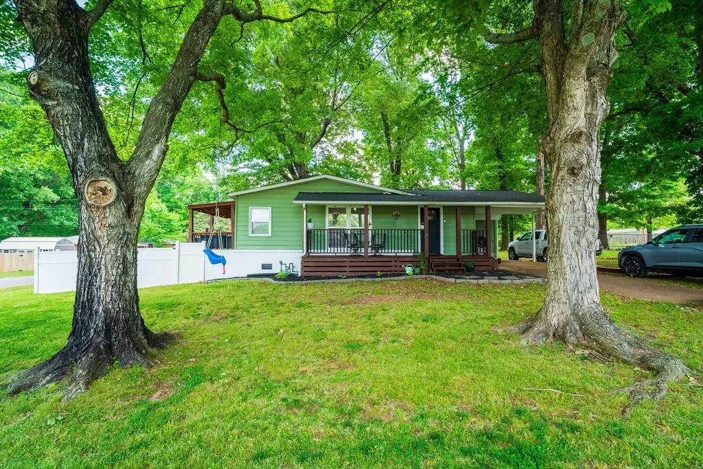 901 Glendale Ave, Muscle Shoals, AL 35661 - #1