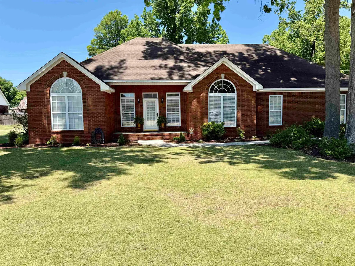690 Brandon Dr, Muscle Shoals, AL 35661 - #1