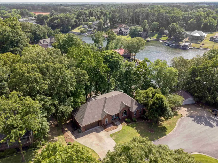 405 Lakeside Cr, Muscle Shoals, AL 35661 - #2