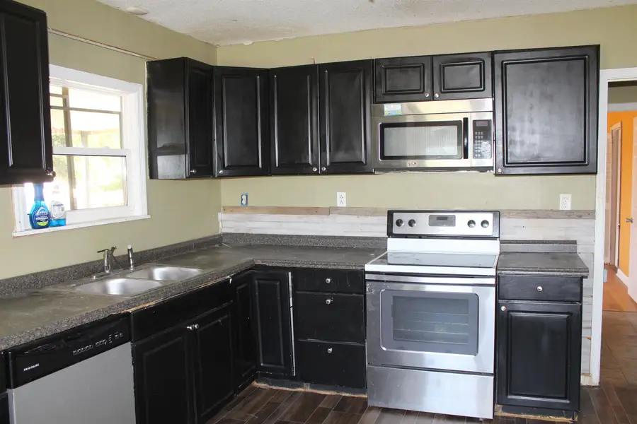 2902 E 15th Ave, Sheffield, AL 35660 - #3