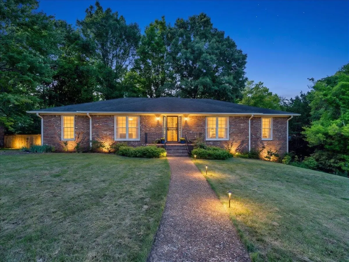 422 Robinhood Dr, Florence, AL 35633 - #1