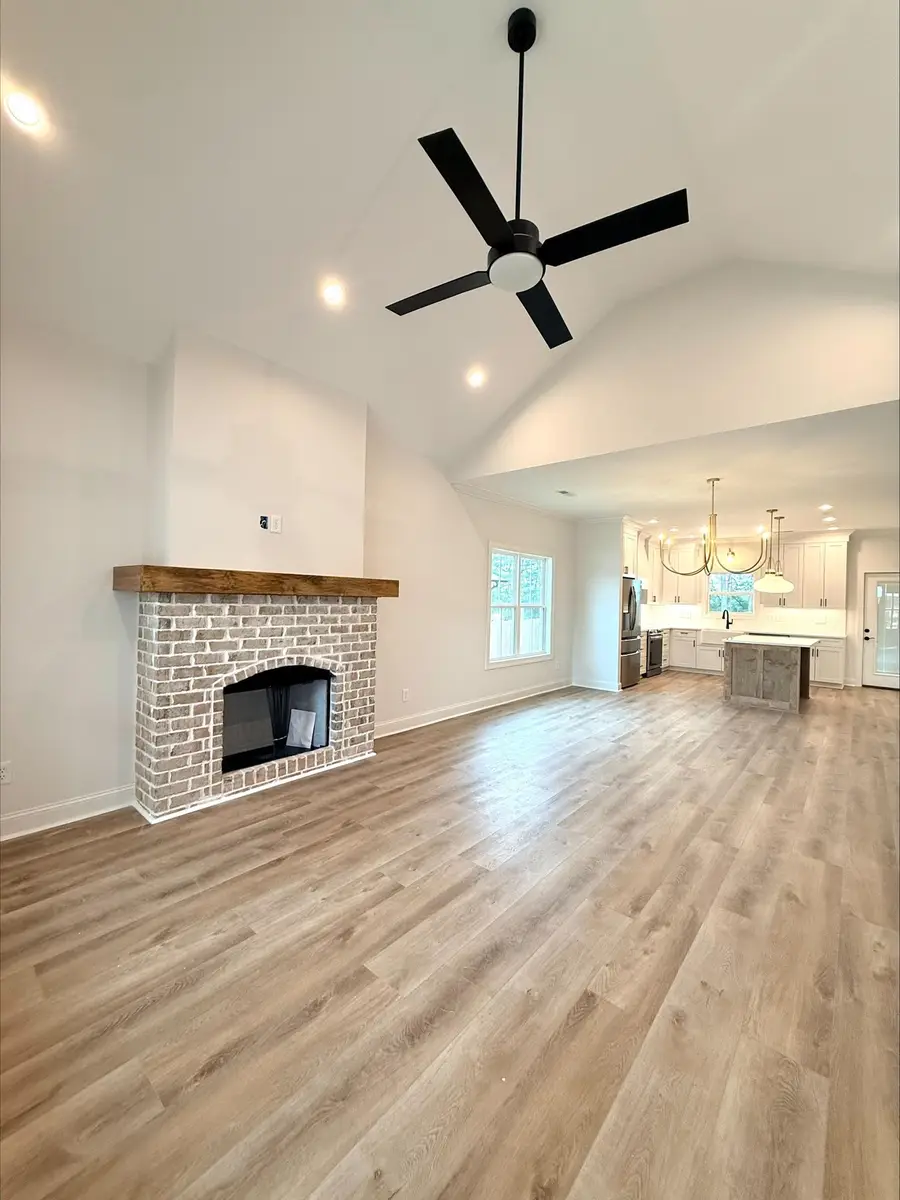 137 Silver Leaf Ln, Florence, AL 35633 - #3