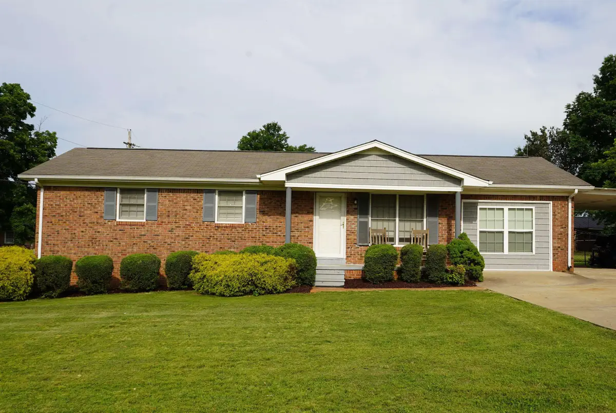 1303 Barnes St, Tuscumbia, AL 35674 - #1