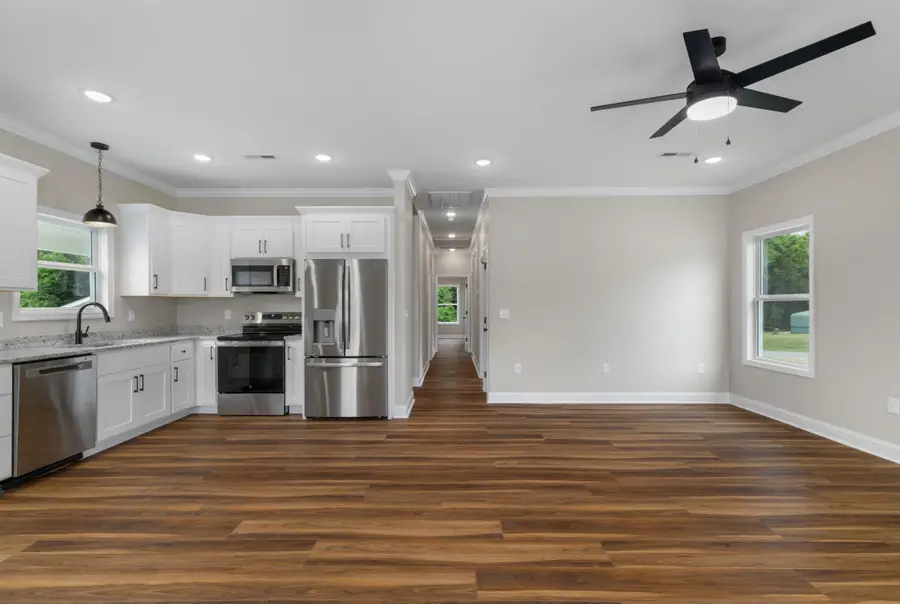 165 E Lakeside Dr, Florence, AL 35630 - #3