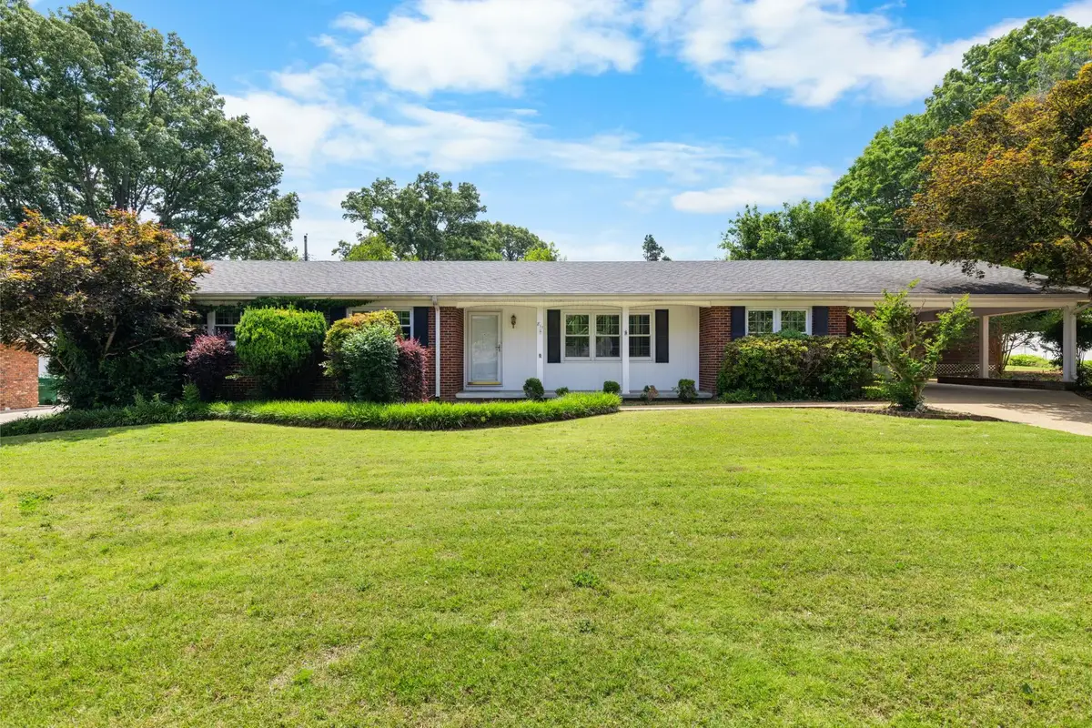 811 Rebel Dr, Tuscumbia, AL 35674 - #1