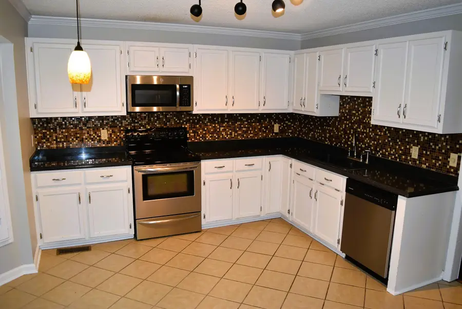 222 Meadowcrest Dr, Florence, AL 35630 - #2