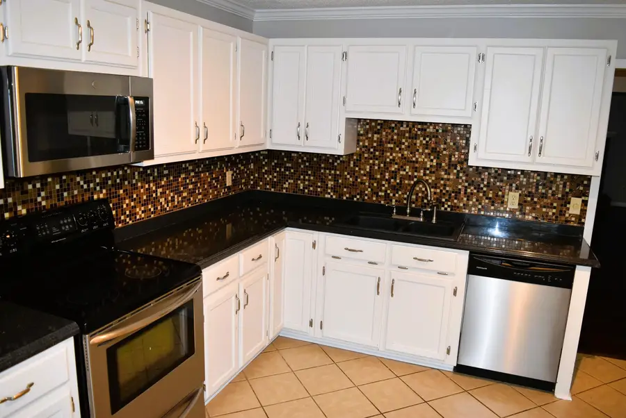 222 Meadowcrest Dr, Florence, AL 35630 - #3