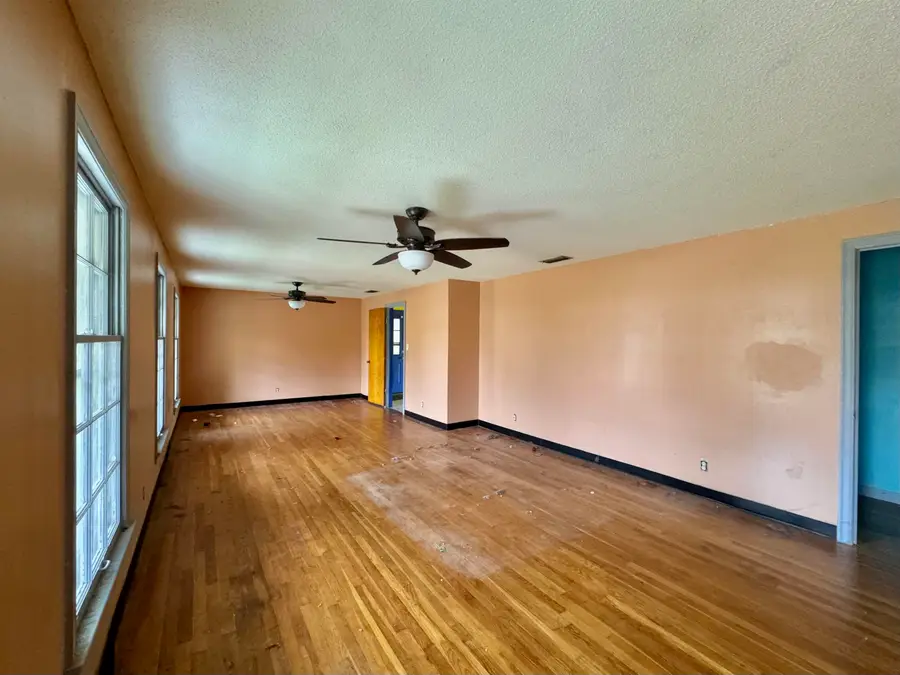 509 Windsor St, Florence, AL 35630 - #3