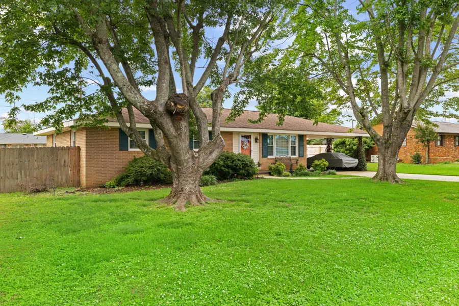 1105 Courtland Ave, Muscle Shoals, AL 35661 - #2