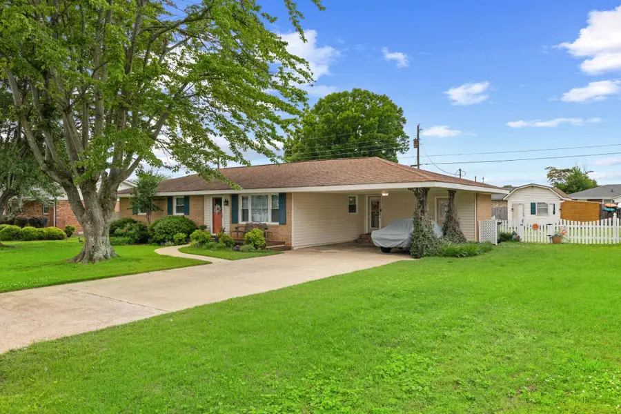 1105 Courtland Ave, Muscle Shoals, AL 35661 - #3