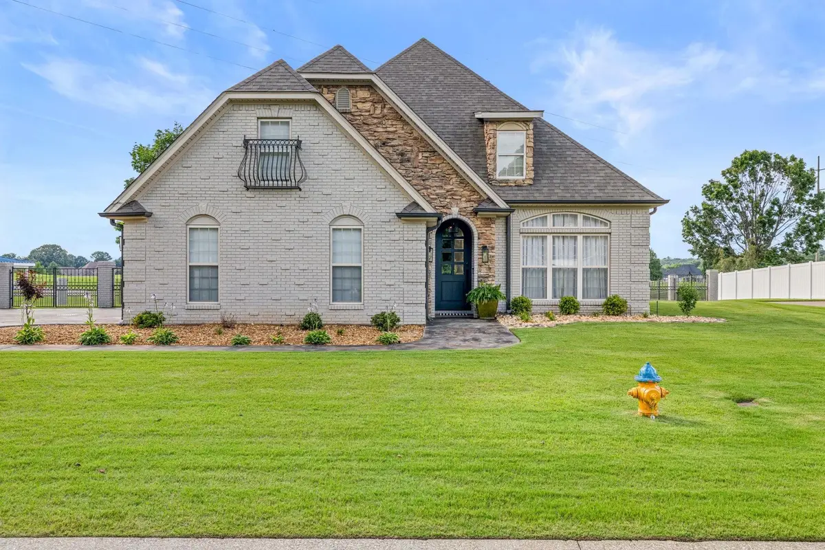 214 Plantation Springs Dr, Florence, AL 35630 - #1