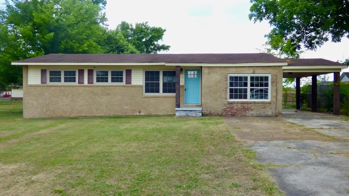402 Ford St, Muscle Shoals, AL 35661 - #1
