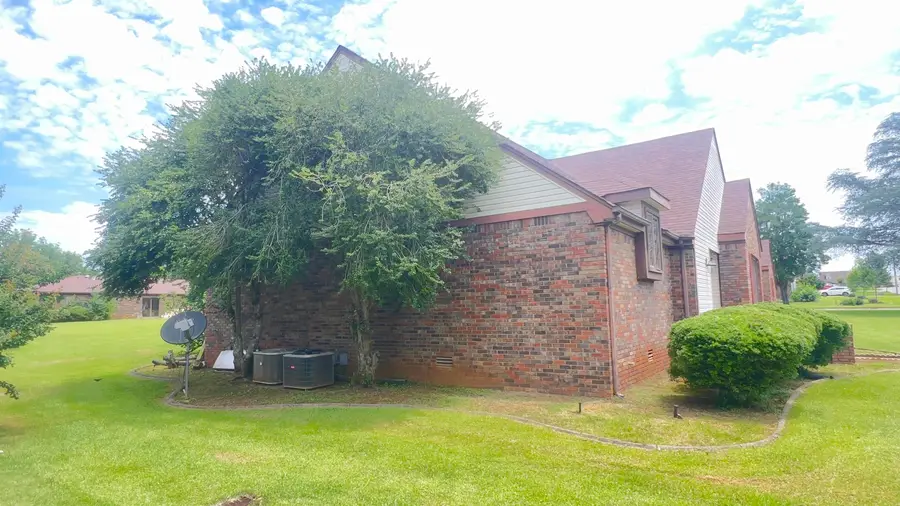 2211 Virginia Ave, Muscle Shoals, AL 35661 - #3