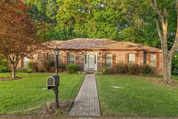 502 Robinhood Dr, Florence, AL 35630
