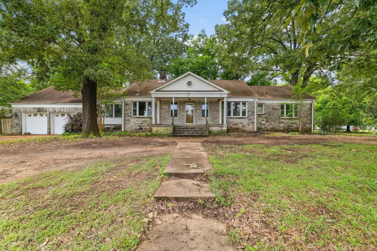 1211 E 31st St, Sheffield, AL 35660 - #1
