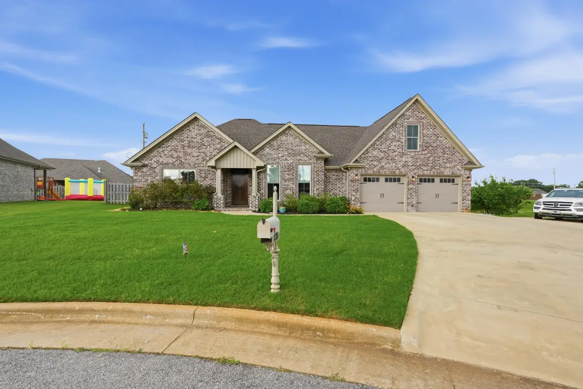135 Mccallen Rd, Muscle Shoals, AL 35661 - #1