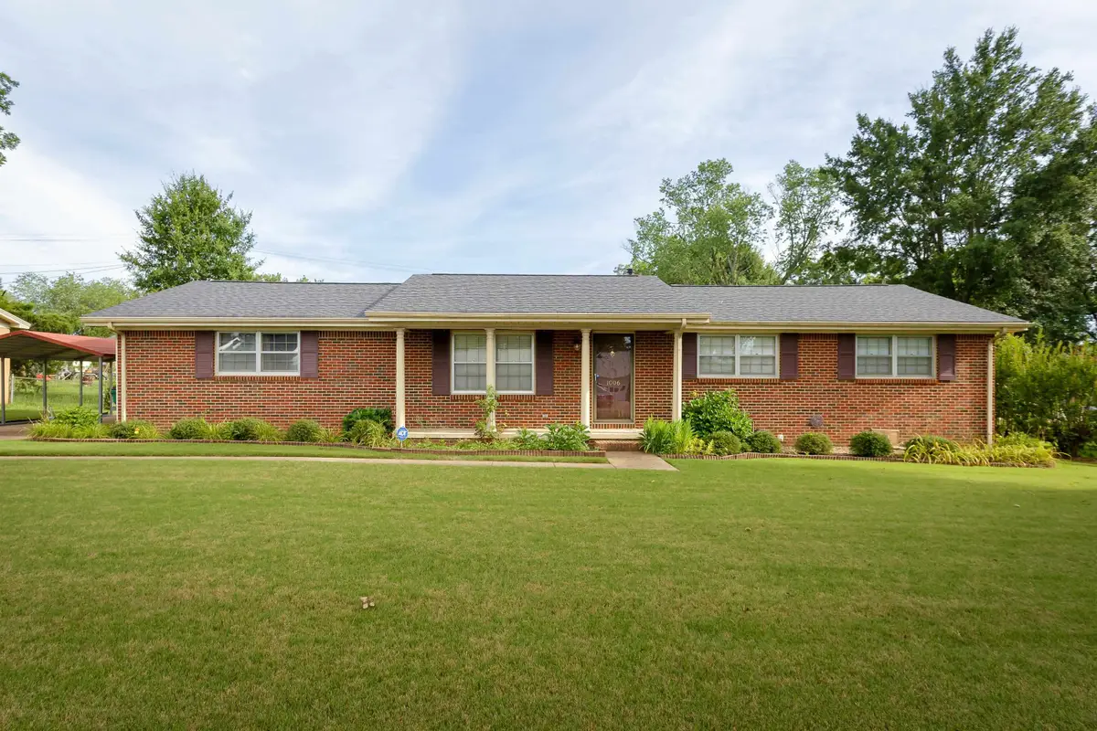 1006 Hemlock St, Tuscumbia, AL 35674 - #1