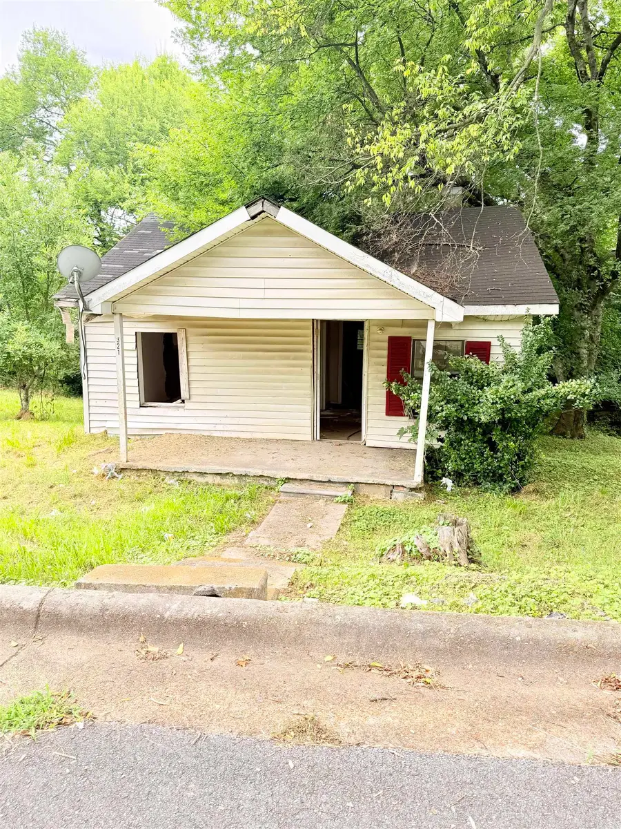 325 N Cherokee St, Florence, AL 35630 - #2