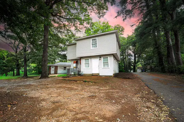 806/806 1/2 Hermitage Dr, Florence, AL 35630