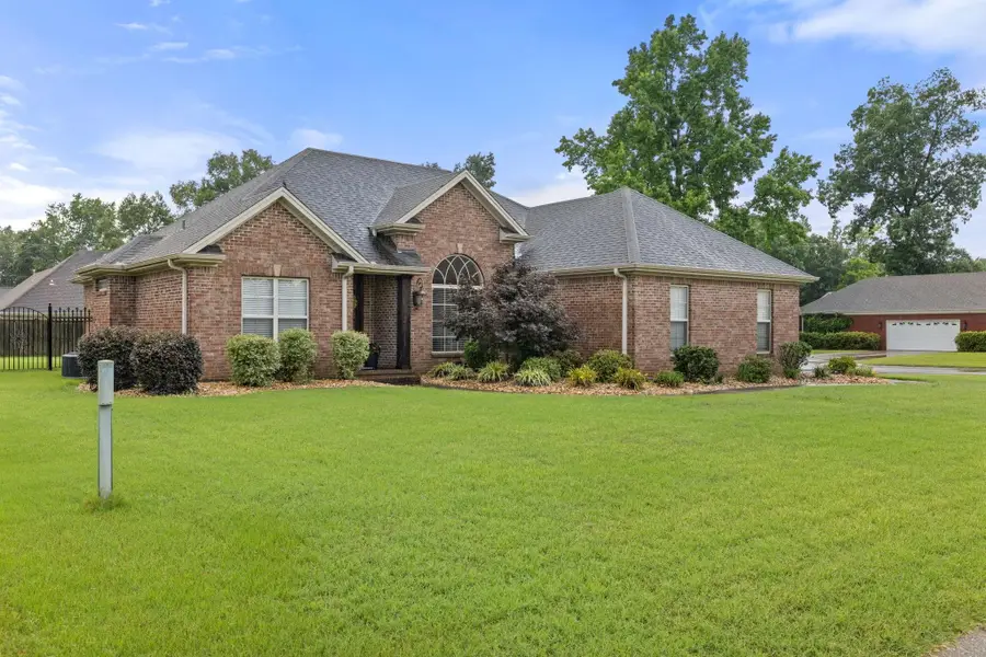 1900 E Wildwood St, Muscle Shoals, AL 35661 - #3