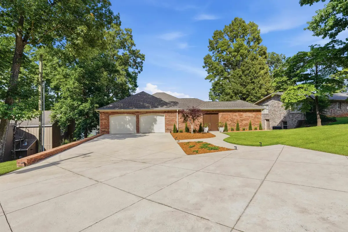331 Carson Rd, Muscle Shoals, AL 35661 - #1