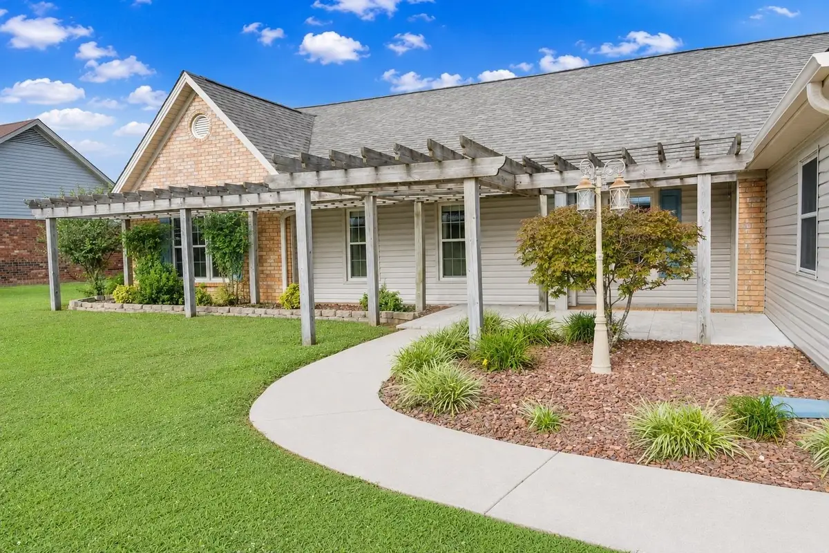 215 Oakview Cir, Killen, AL 35645 - #1