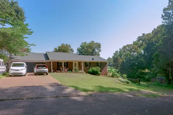 215 Crockett Cir, Florence, AL 35630