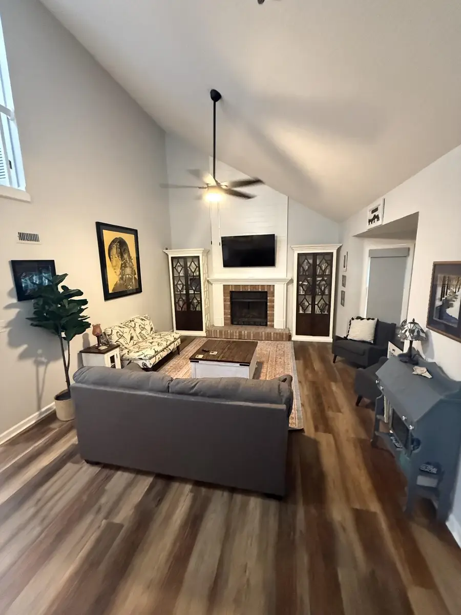 207 Hillsboro Cir, Florence, AL 35630 - #3