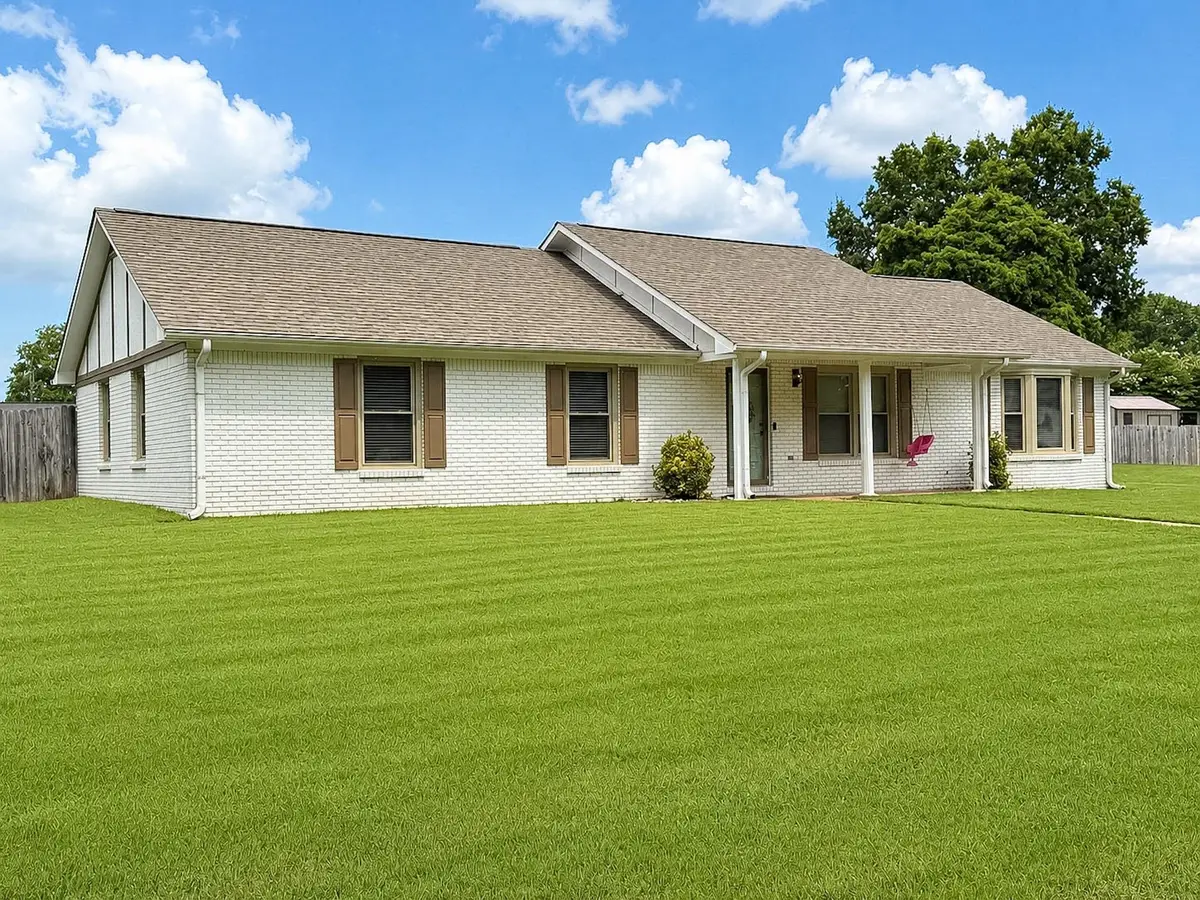 133 E Oak Hill Dr, Florence, AL 35633 - #1