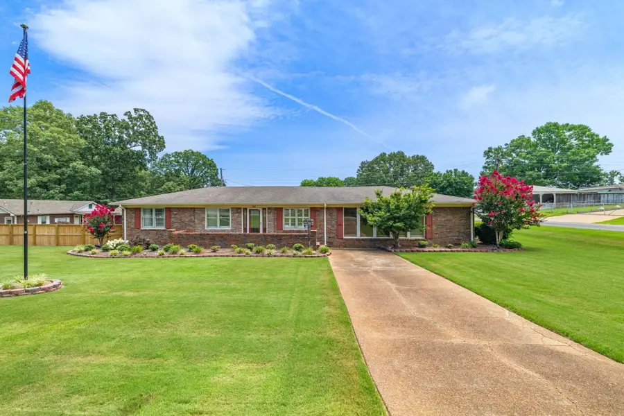 300 Tennessee River Dr, Muscle Shoals, AL 35661 - #2