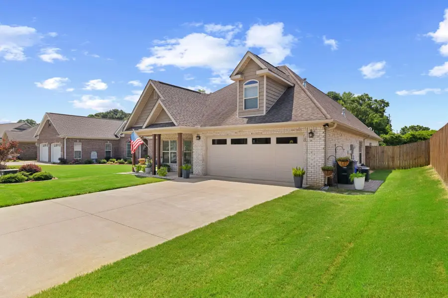 304 Andover Dr, Florence, AL 35633 - #3