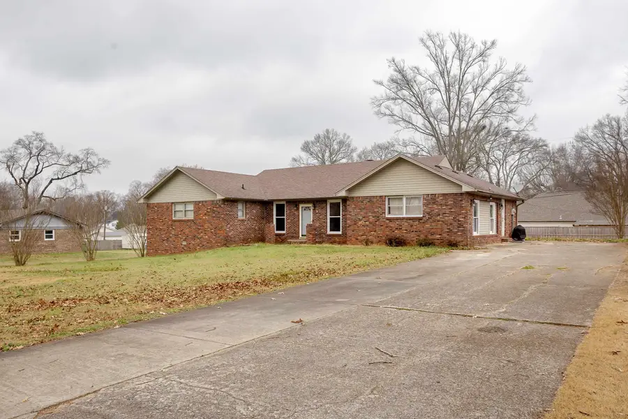 911 Michigan Ave, Muscle Shoals, AL 35661 - #3