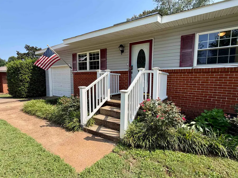221 Davis Ave, Florence, AL 35633 - #3