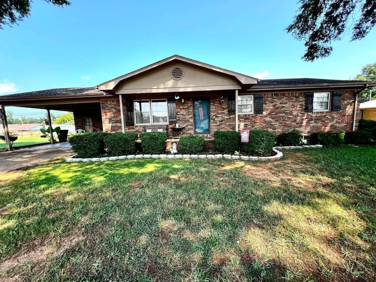 805 Edison Ave, Muscle Shoals, AL 35661 - #1