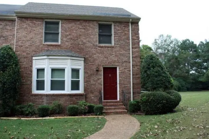 271 Woodcastle Dr, Florence, AL 35630 - #1