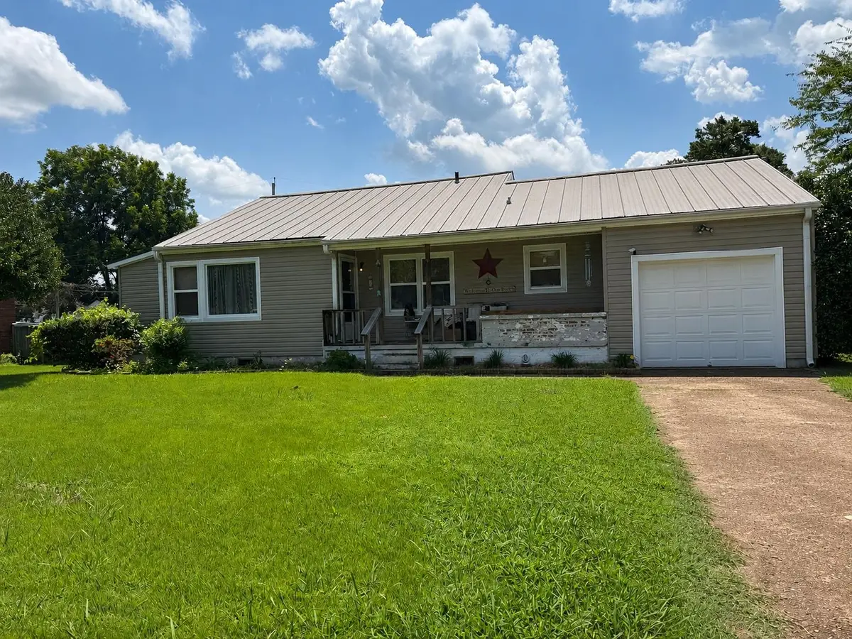 1206 E 2nd St, Tuscumbia, AL 35674 - #1