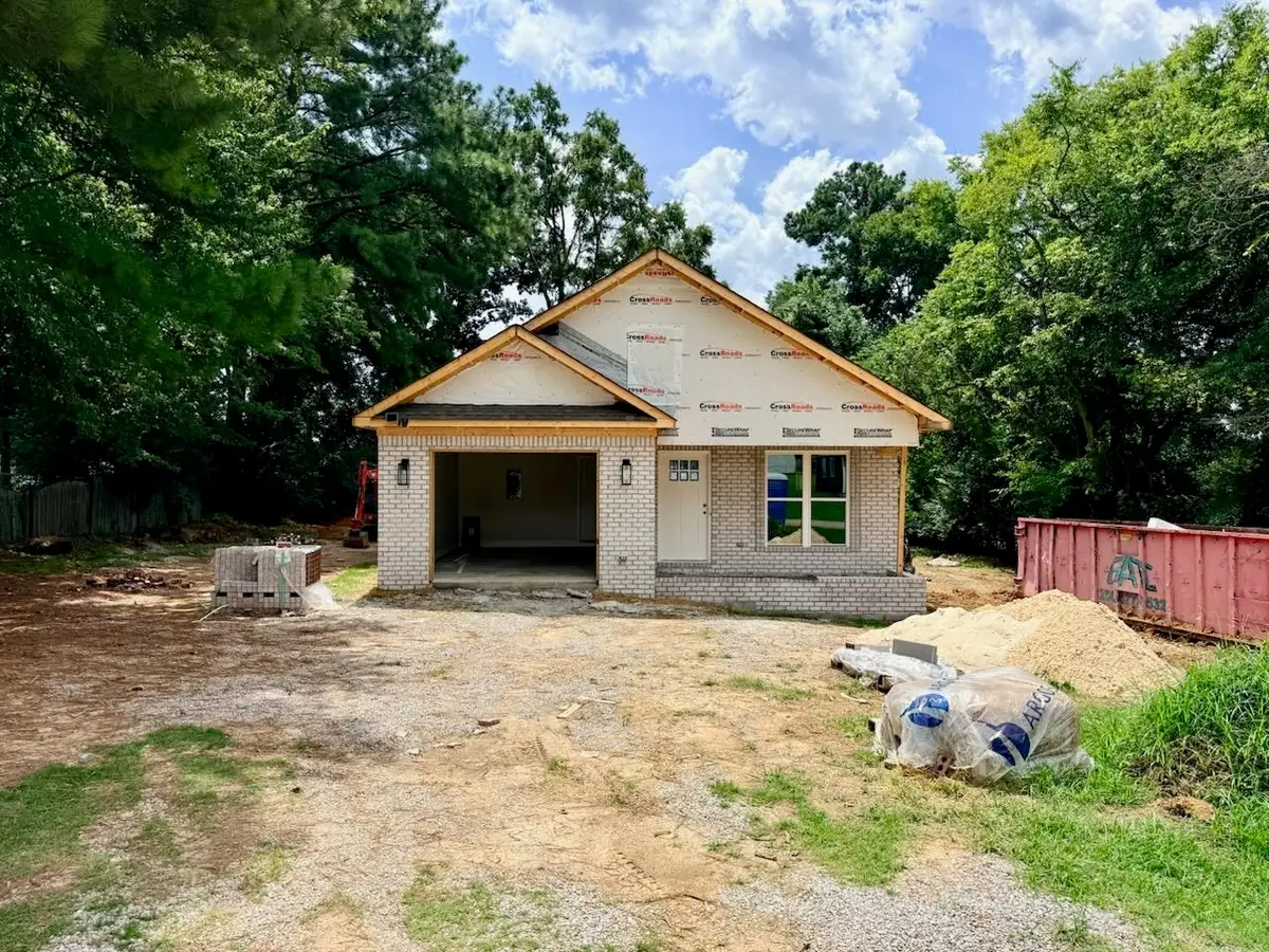 104 Pleasant Ridge Dr, Florence, AL 35633 - #1